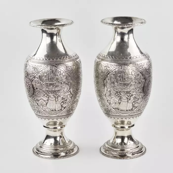 Une paire de vases persans en argent en forme damphore. 