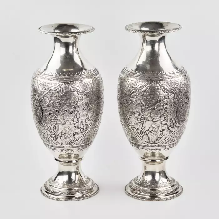 Une paire de vases persans en argent en forme damphore. 