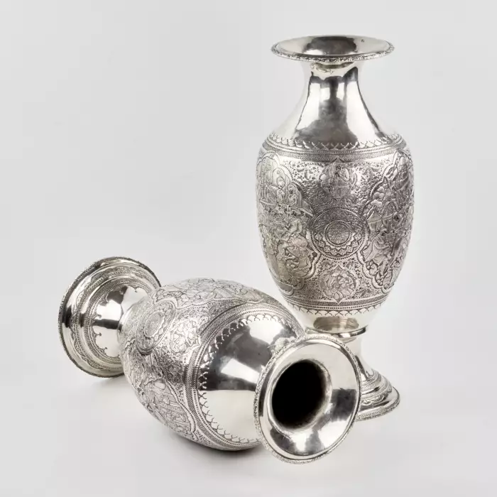 Une paire de vases persans en argent en forme damphore. 