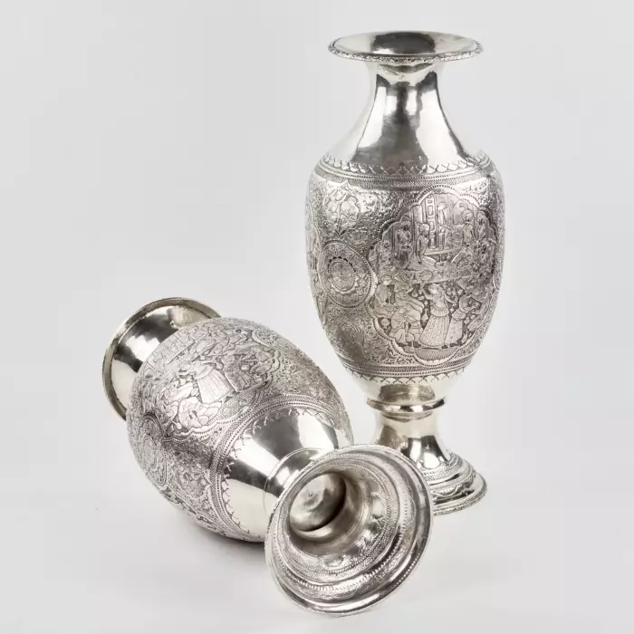 Une paire de vases persans en argent en forme damphore. 
