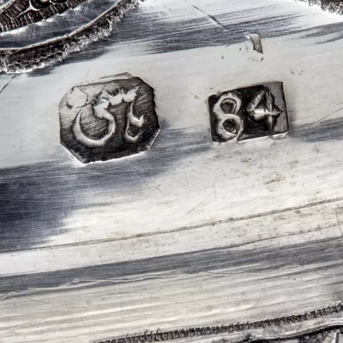 Une paire de vases persans en argent en forme damphore. 