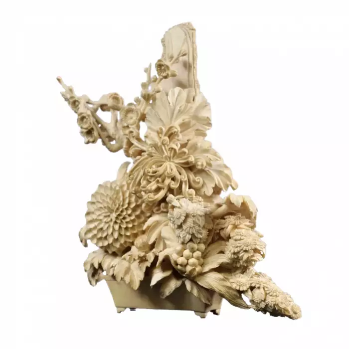 IKEBANA « FLEURS ». COMPOSITION SCULPTÉE EN OS. JAPON, ÉPOQUE MEIJI, FIN DU XIXE SIÈCLE