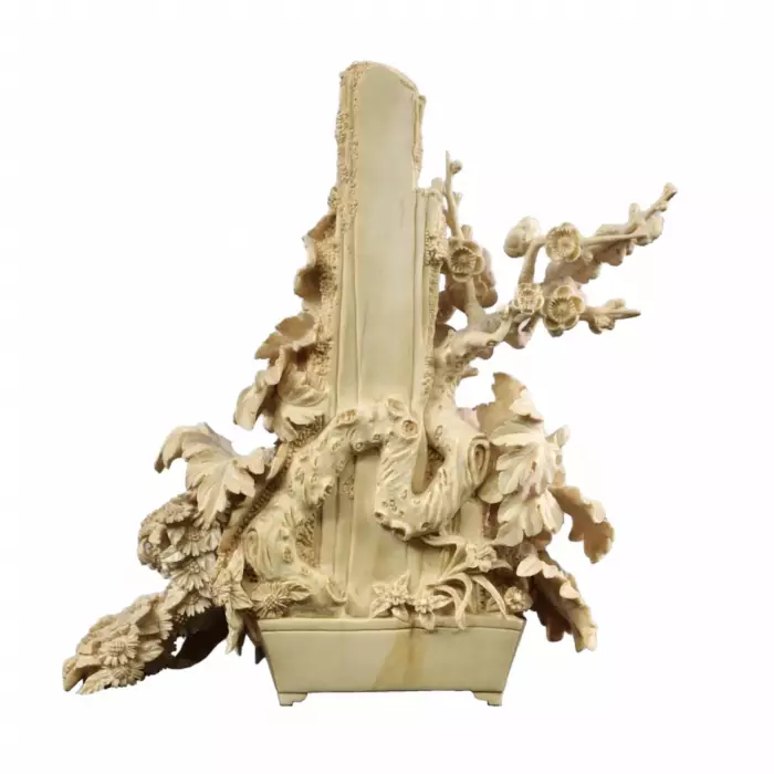 IKEBANA « FLEURS ». COMPOSITION SCULPTÉE EN OS. JAPON, ÉPOQUE MEIJI, FIN DU XIXE SIÈCLE