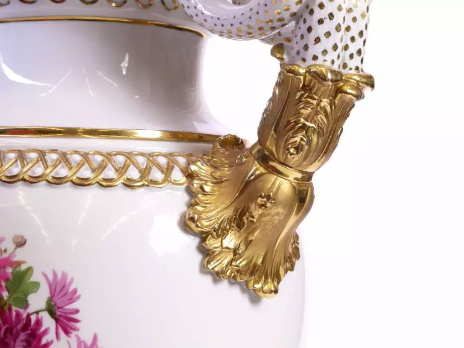 Grand vase en porcelaine - Chrysanthèmes rouges. Meissen. 