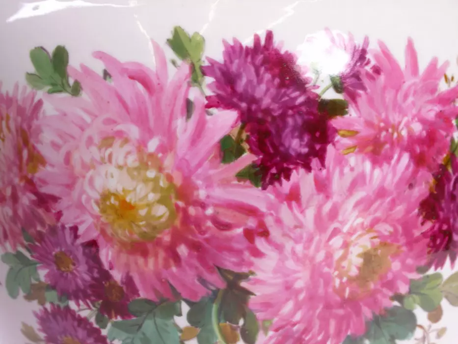 Grand vase en porcelaine - Chrysanthèmes rouges. Meissen. 
