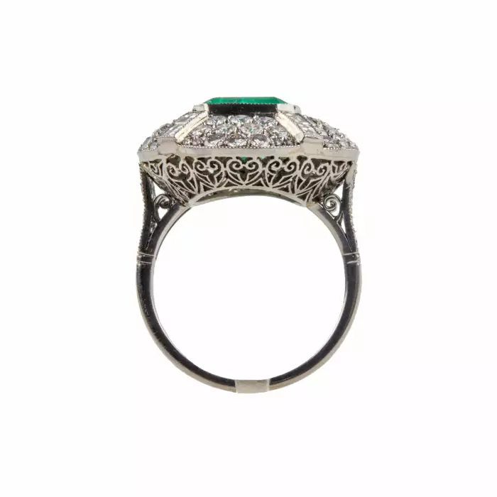 Bague cocktail Art Deco avec emeraude et diamants. 