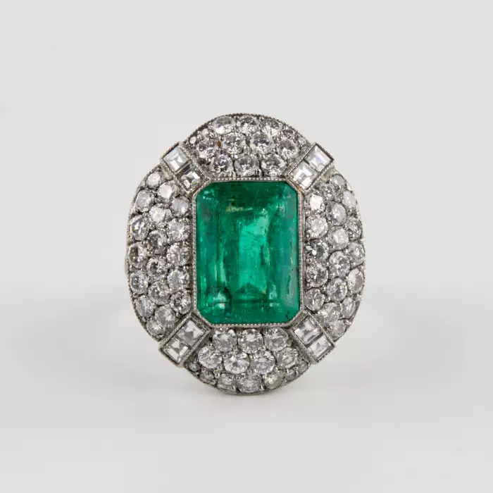 Bague cocktail Art Deco avec emeraude et diamants. 