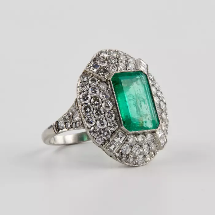 Bague cocktail Art Deco avec emeraude et diamants. 