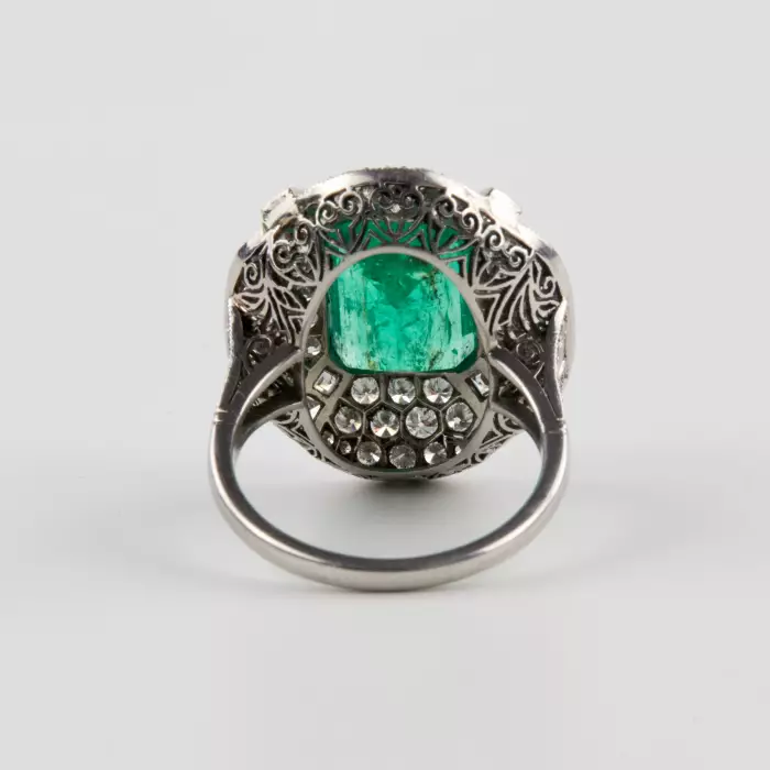Bague cocktail Art Deco avec emeraude et diamants. 
