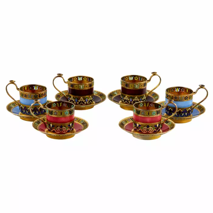 Six tasses et soucoupes en argent, en Ã©maux, 11 artels. 