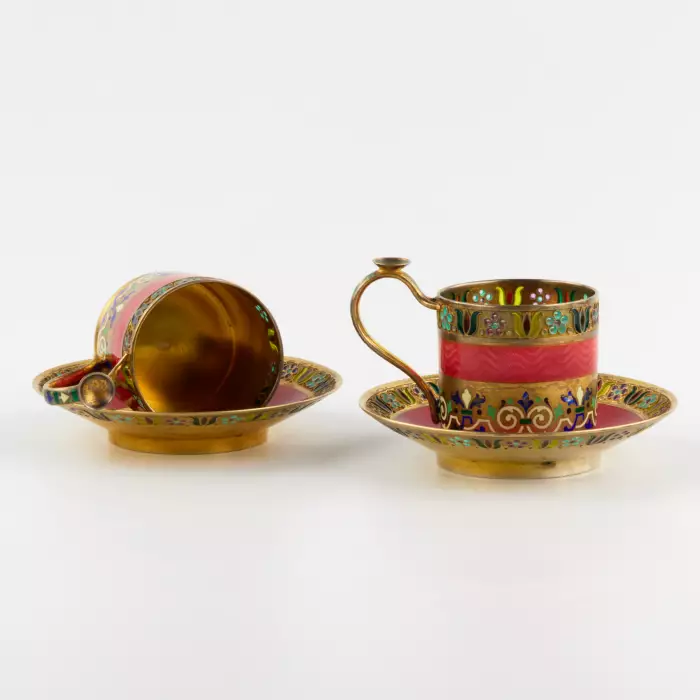 Six tasses et soucoupes en argent, en Ã©maux, 11 artels. 