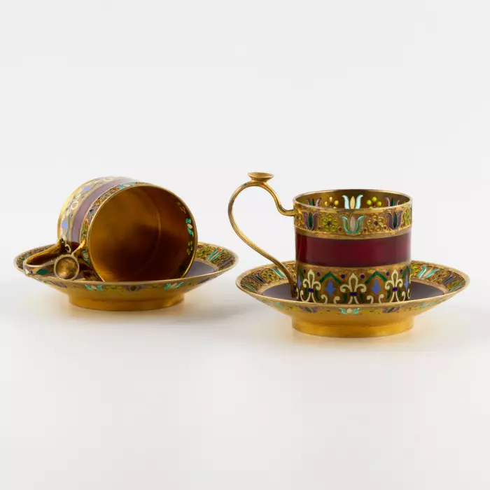 Six tasses et soucoupes en argent, en Ã©maux, 11 artels. 