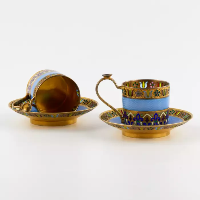 Six tasses et soucoupes en argent, en Ã©maux, 11 artels. 