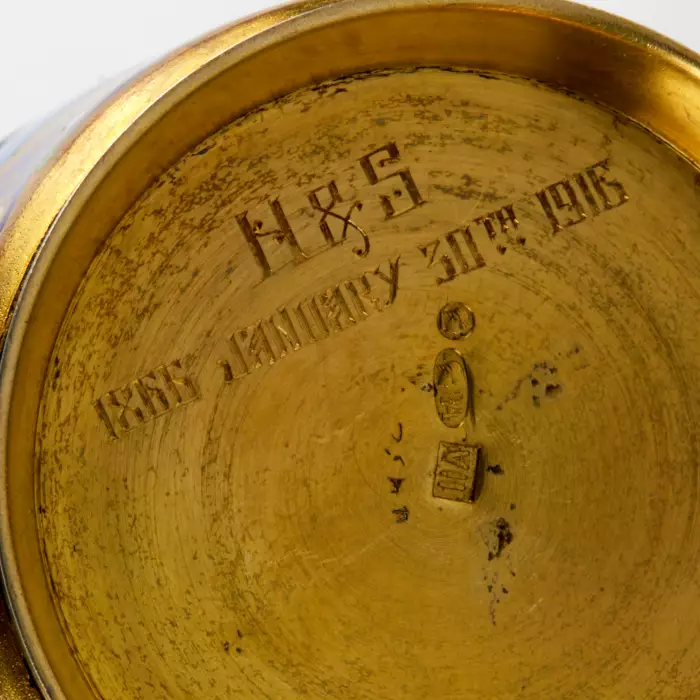 Six tasses et soucoupes en argent, en Ã©maux, 11 artels. 