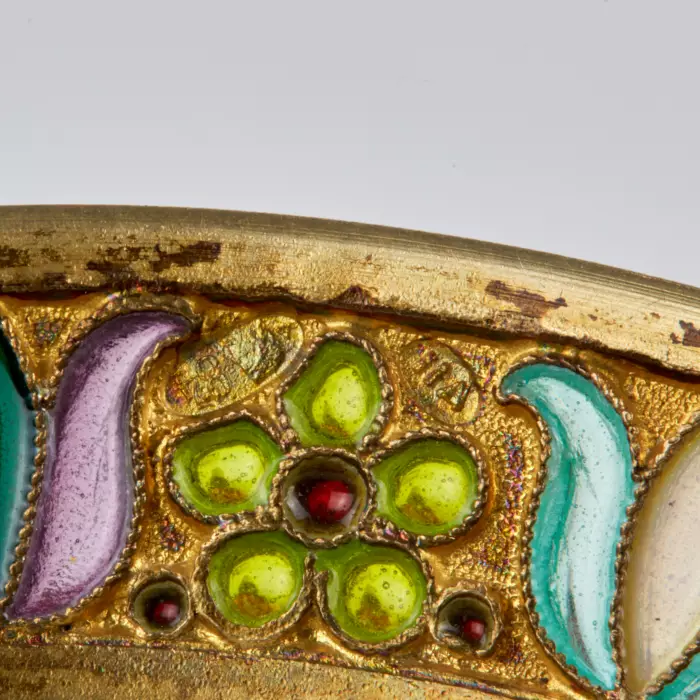 Six tasses et soucoupes en argent, en Ã©maux, 11 artels. 