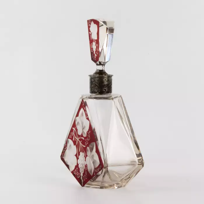LIQUEUR DECANTER IN RUBY OVERLAY GLASS WITH SILVER MOUNT. LATE 19TH CENTURY
