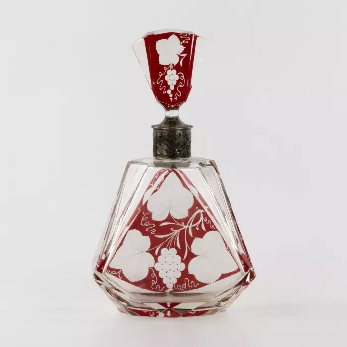 LIQUEUR DECANTER IN RUBY OVERLAY GLASS WITH SILVER MOUNT. LATE 19TH CENTURY