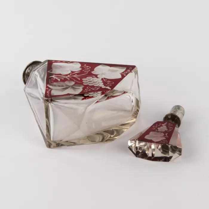 LIQUEUR DECANTER IN RUBY OVERLAY GLASS WITH SILVER MOUNT. LATE 19TH CENTURY