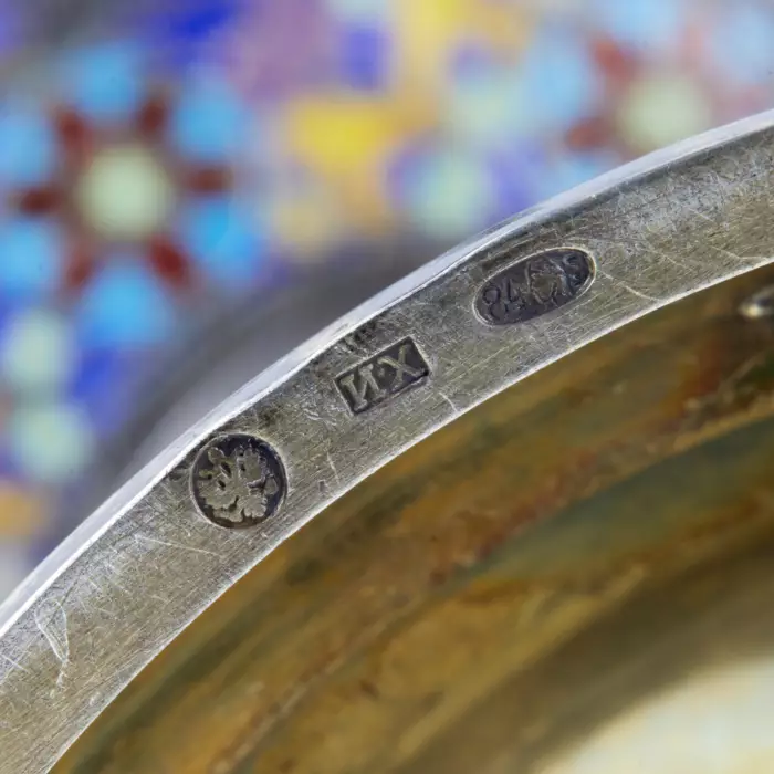 Le magnifique gobelet en argent dIvan Khlebnikov : emaux peints, cloisonnes et vitraux. 