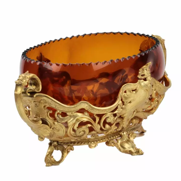 ARDINIÈRE EN BRONZE DORÉ ET VERRE AMBRÉ. EUROPE, TOURNANT DES XIXE ET XXE SIÈCLES