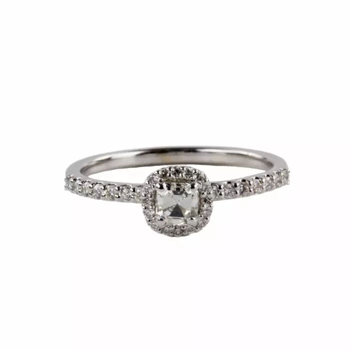 Bague en or blanc avec diamants. 