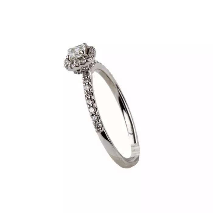 Bague en or blanc avec diamants. 