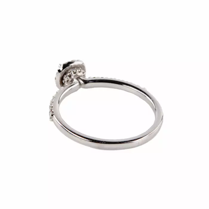 Bague en or blanc avec diamants. 