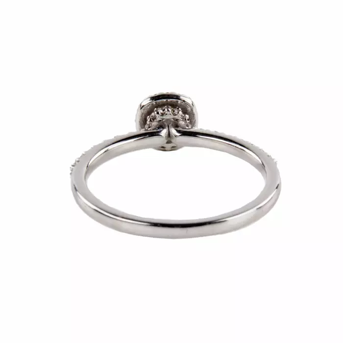 Bague en or blanc avec diamants. 