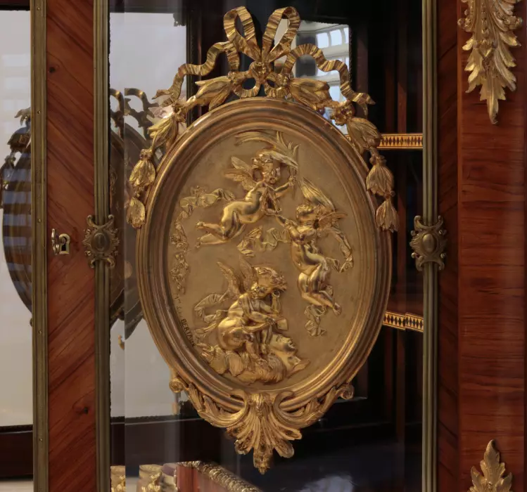 Grande commode de style Louis XVI. Fin du 19ème siècle.