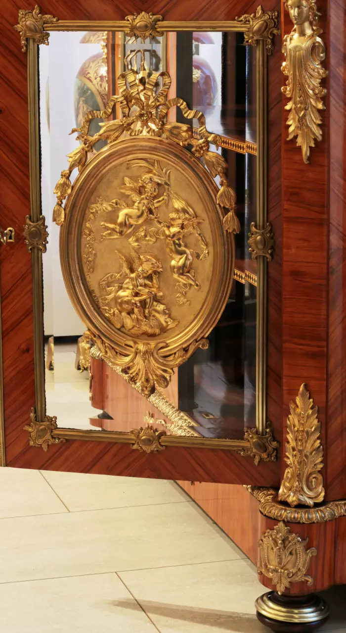 Grande commode de style Louis XVI. Fin du 19ème siècle.