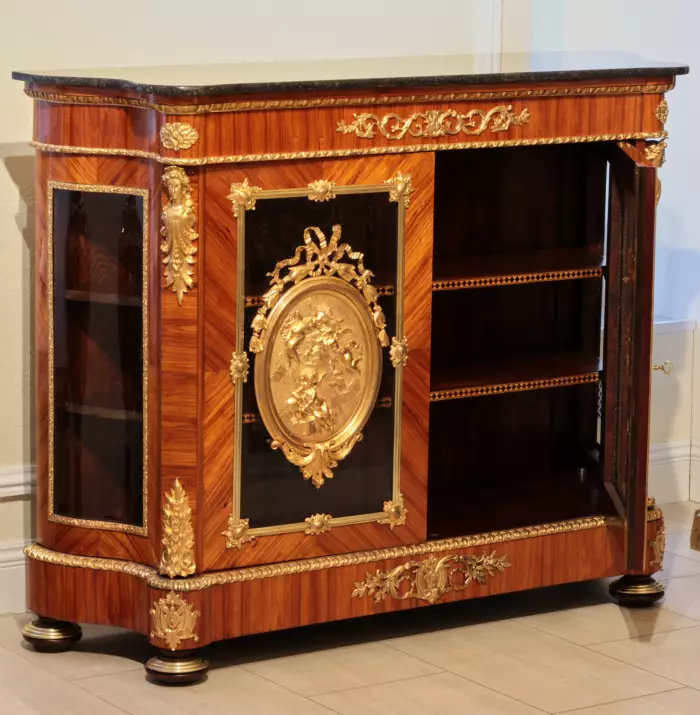 Grande commode de style Louis XVI. Fin du 19ème siècle.