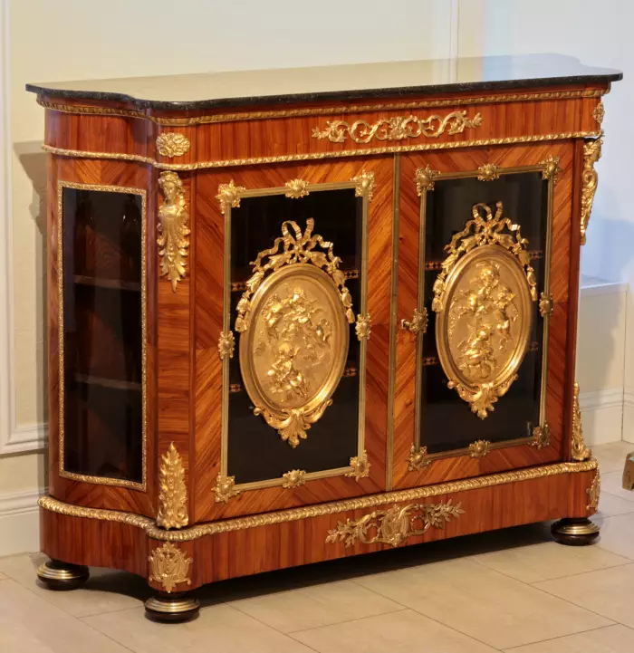 Grande commode de style Louis XVI. Fin du 19ème siècle.