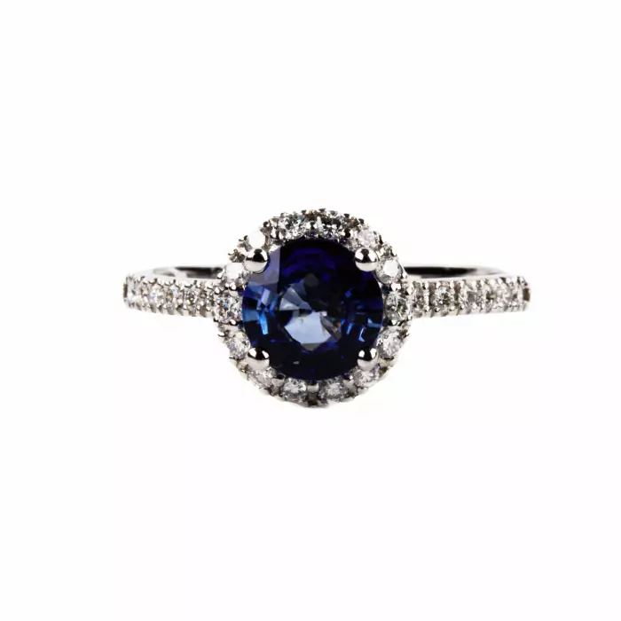 Bague en or blanc avec saphir bleu et diamants. 