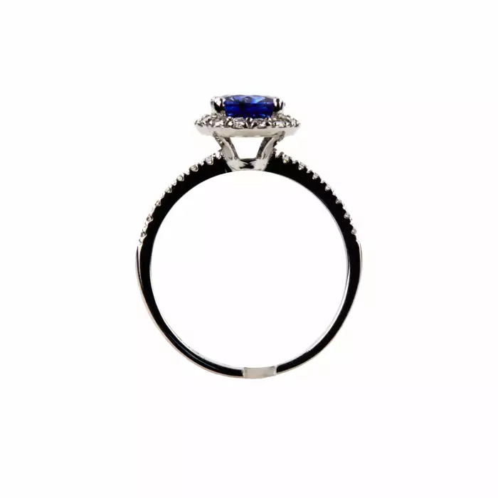 Bague en or blanc avec saphir bleu et diamants. 