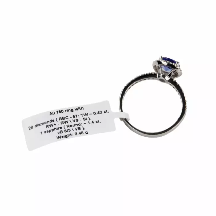 Bague en or blanc avec saphir bleu et diamants. 