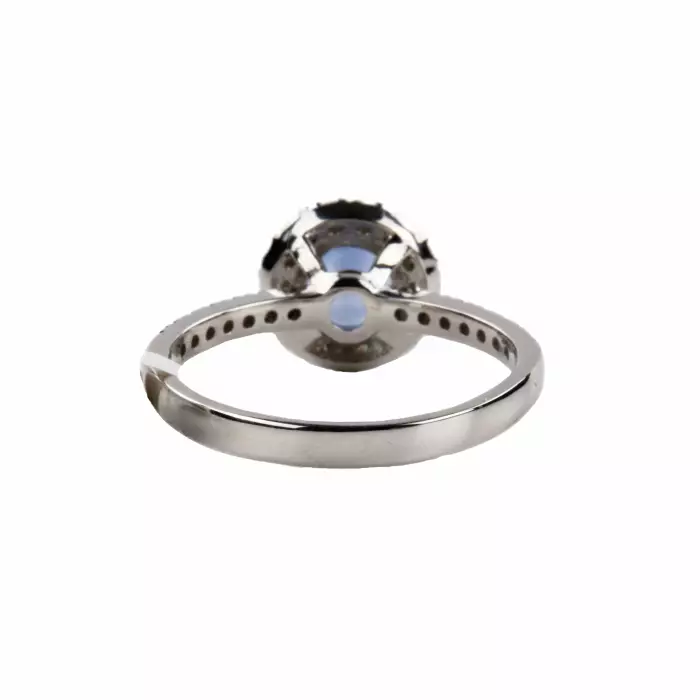 Bague en or blanc avec saphir bleu et diamants. 