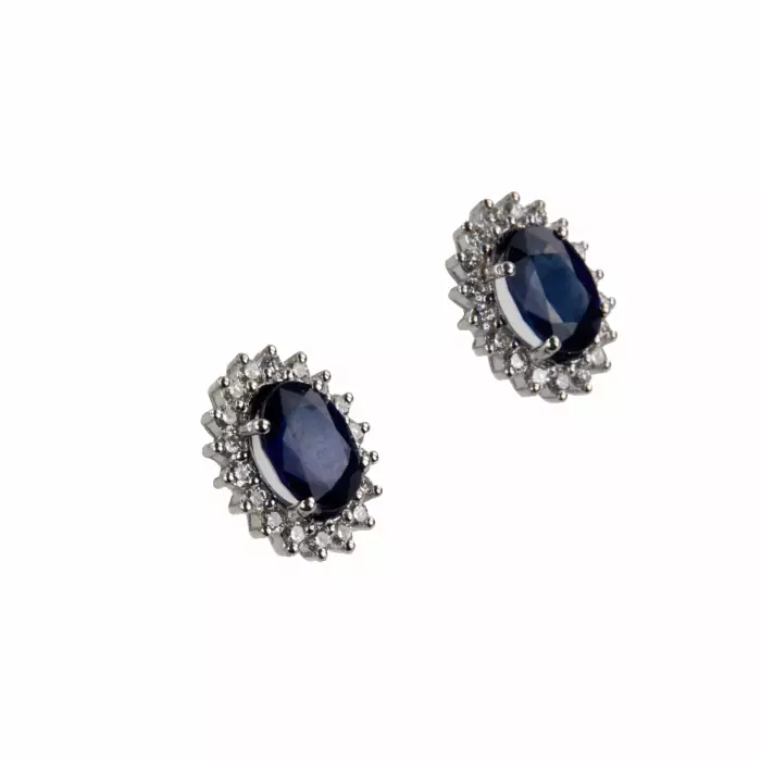 Boucles doreilles en or blanc avec saphirs bleus et diamants. 