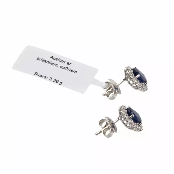 Boucles doreilles en or blanc avec saphirs bleus et diamants. 