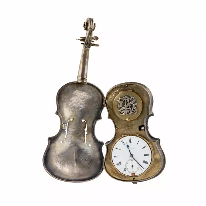Montre de poche dans un boîtier en argent, en forme de violon. Saint-Petersbourg. 1870-80 