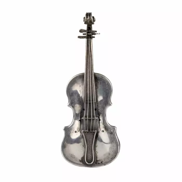 Montre de poche dans un boîtier en argent, en forme de violon. Saint-Petersbourg. 1870-80 