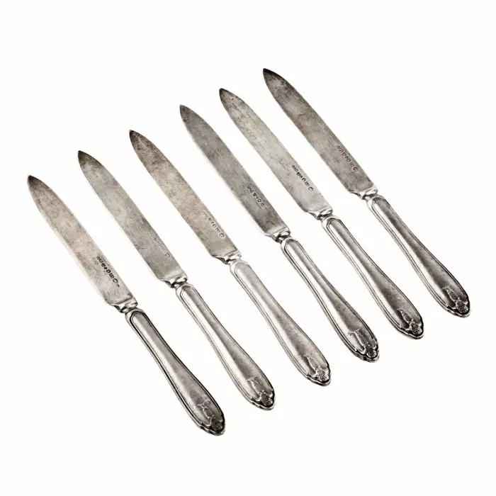 Ensemble de 6 couteaux à fruits en argent. 