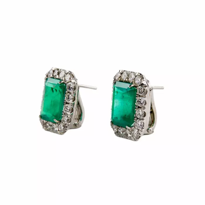 Boucles d`oreilles en or blanc avec emeraudes et diamants. 