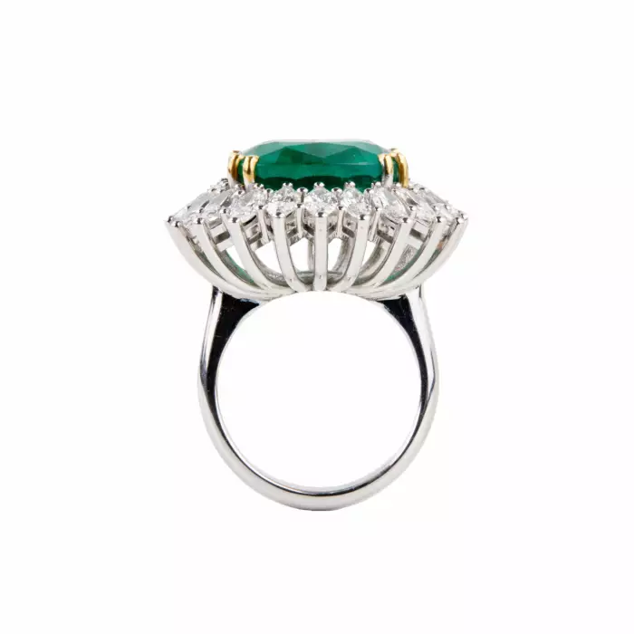 Bague en or blanc avec emeraude et diamants. 