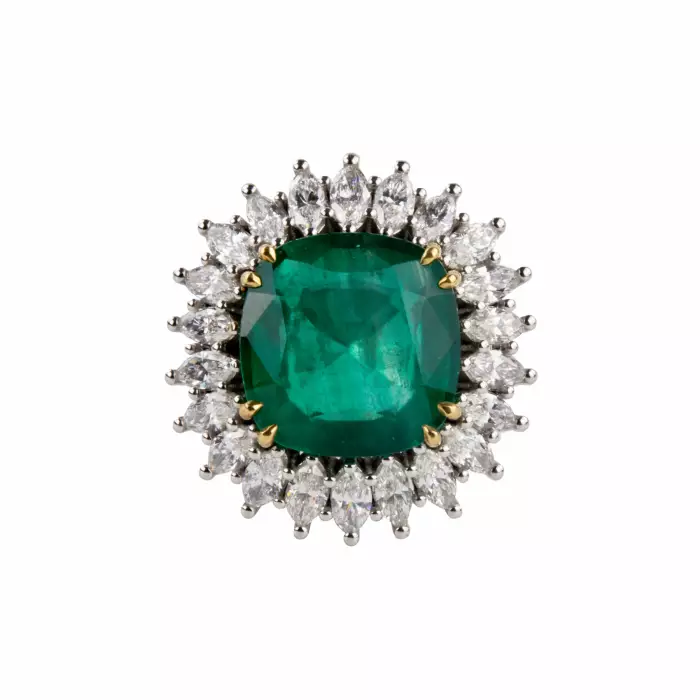 Bague en or blanc avec emeraude et diamants. 