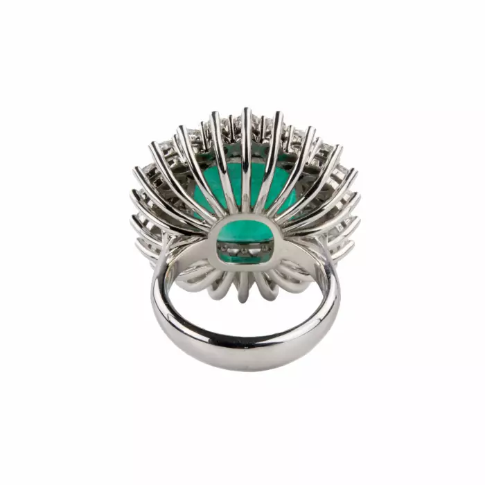 Bague en or blanc avec emeraude et diamants. 