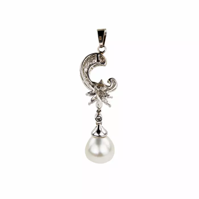 Pendentif en or avec diamants et perles de culture. 