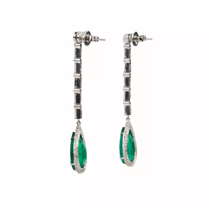 Boucles d`oreilles en or blanc avec emeraudes et diamants. 