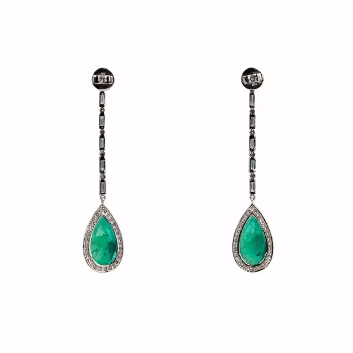 Boucles d`oreilles en or blanc avec emeraudes et diamants. 
