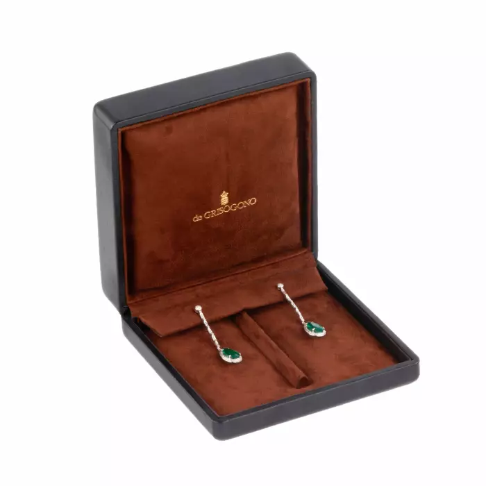 Boucles d`oreilles en or blanc avec emeraudes et diamants. 