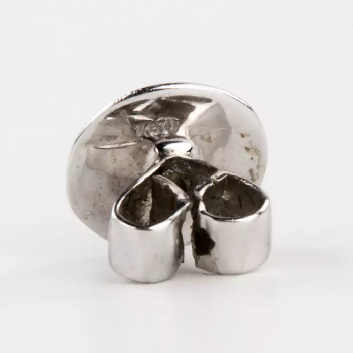 Boucles d`oreilles en or blanc avec emeraudes et diamants. 
